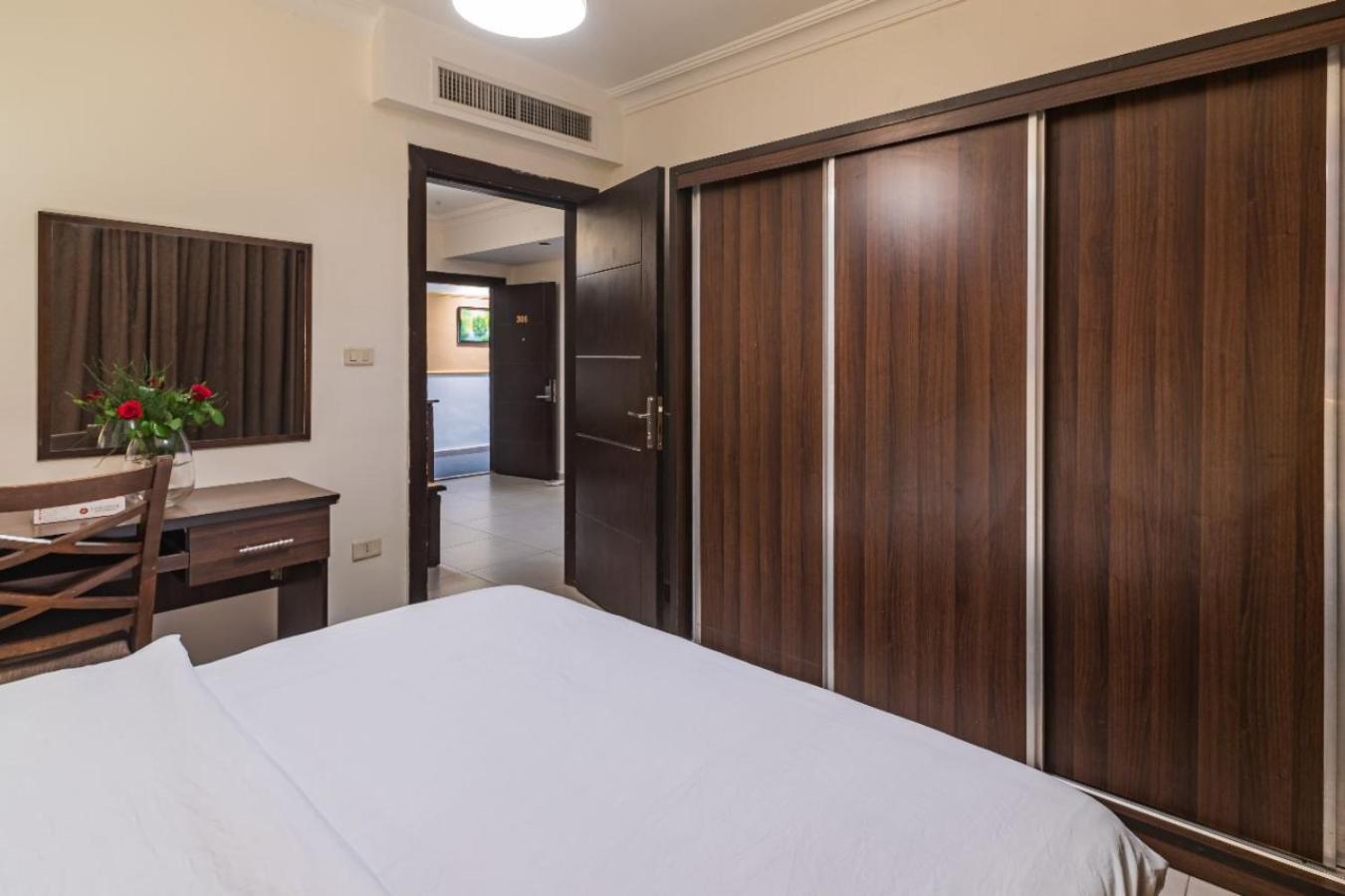 Lancaster Apartments-gardens 3*